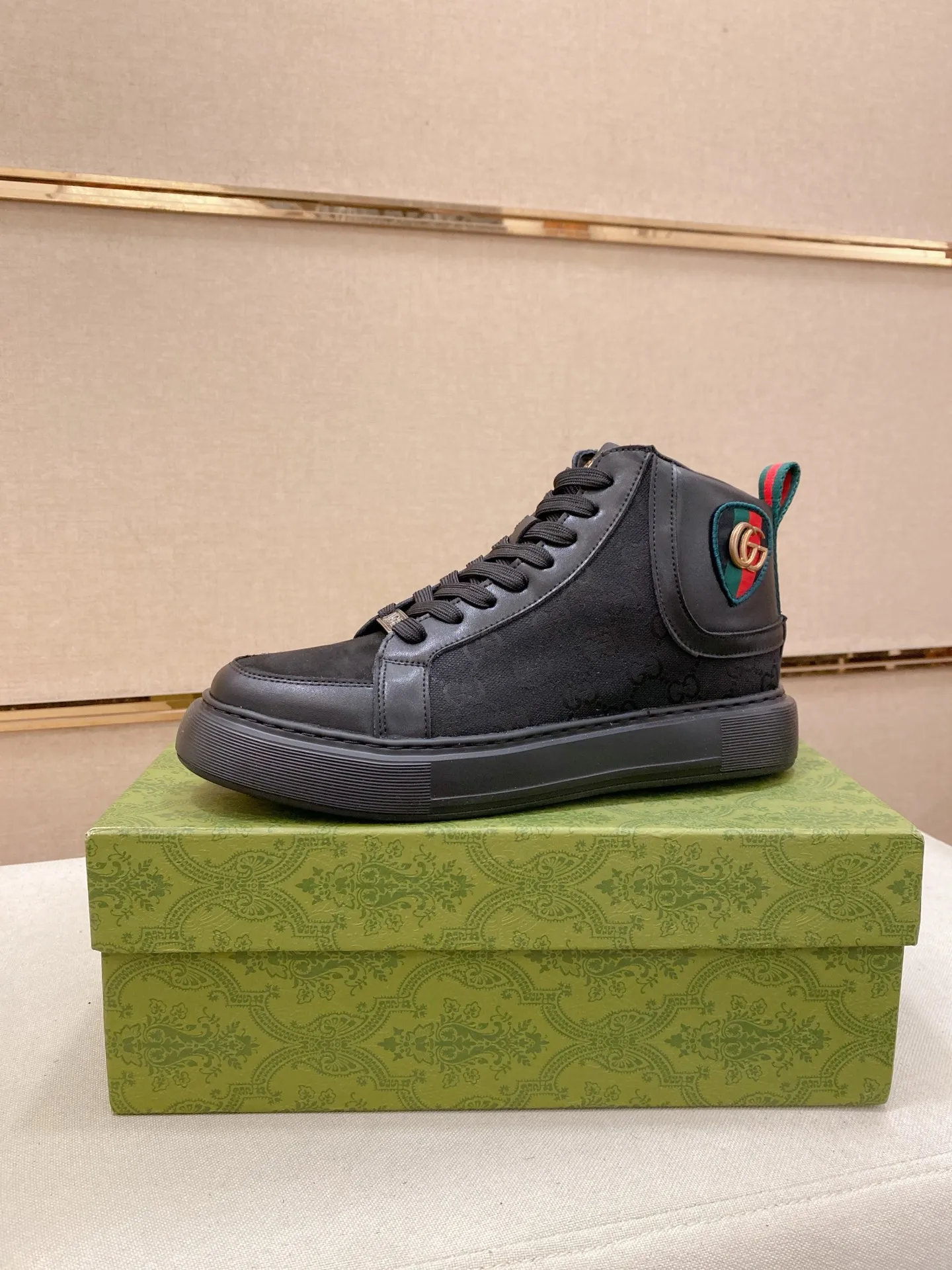 Factory price: 442💰 (GUCCI) The latest model from the official website🎁🎁Casual and fashionable men's shoes👟, hot style💥The style is simple and elegant, exclusive for trendy men. Unique official website's latest brand elements👑original Gucci decoration, fashionable and generous, the fabric is original cowhide ✅sheepskin lining, the official website specifies wear-resistant casual outsole, the classic model is taken in kind at the counter🎬38-44 (can be customized for 45 non-refundable)